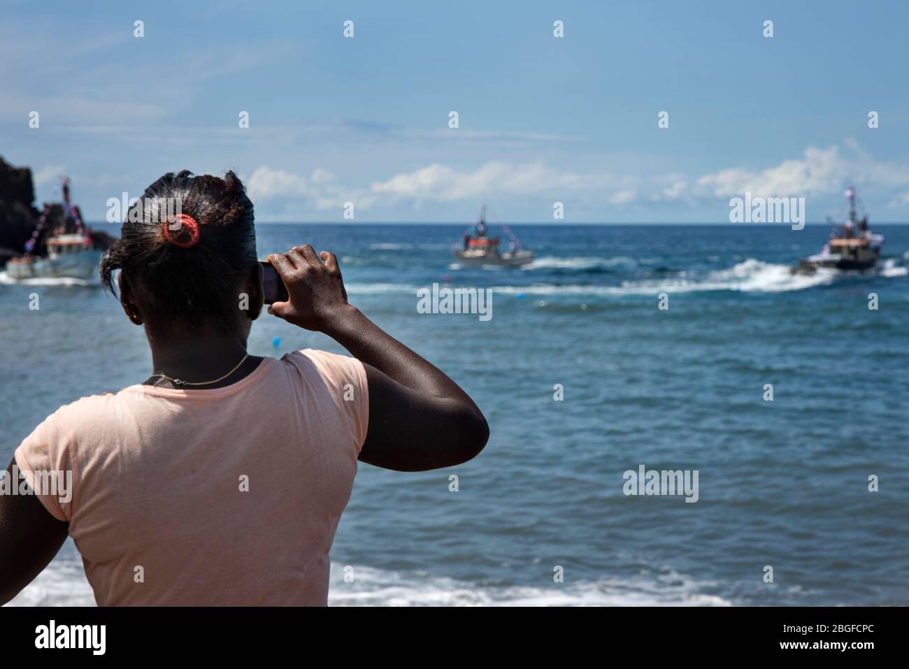 Donna che scatta foto alla festa dei pescatori, Cidade Velha, Capo Verde Foto Stock
