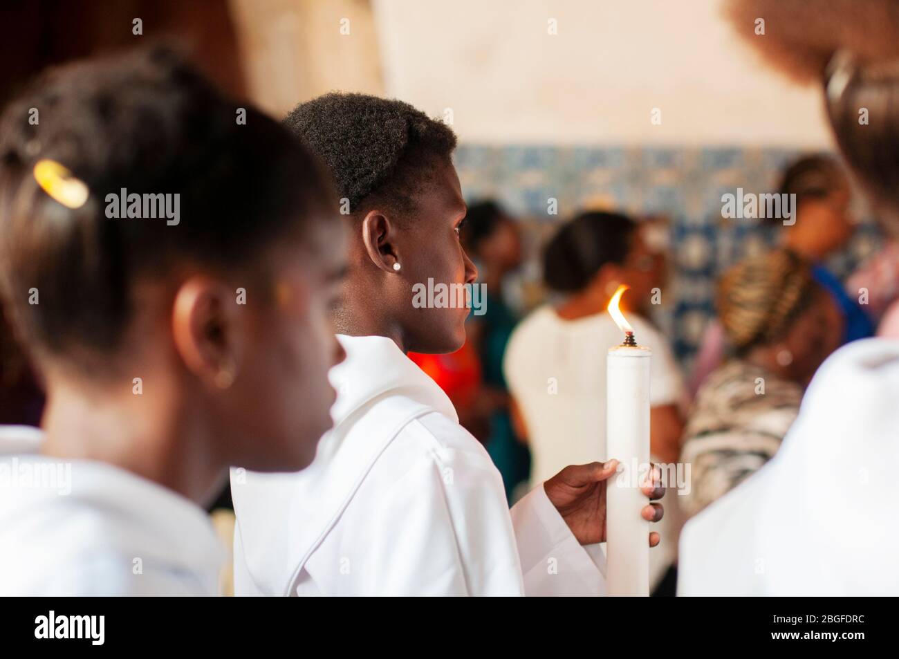 Uomo che porta la candela nella chiesa di nostra Signora del Rosario a Cidade Velha, Capo Verde Foto Stock