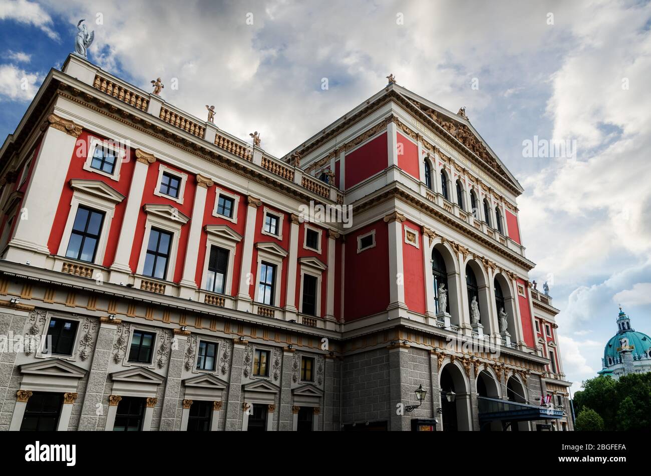 La facciata della Wiener Musikverein, una delle migliori sale da concerto storiche del mondo, sede dell'Orchestra Filarmonica di Vienna Foto Stock