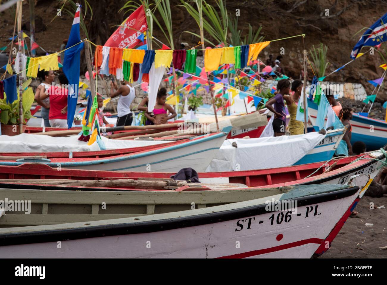 Barche in festa dei pescatori, Cidade Velha, Capo Verde Foto Stock