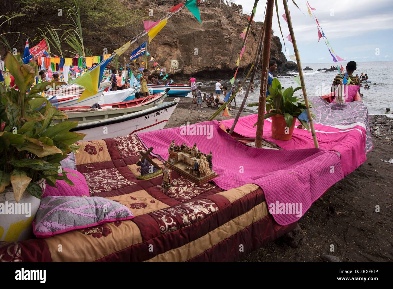 Barche in festa dei pescatori, Cidade Velha, Capo Verde Foto Stock