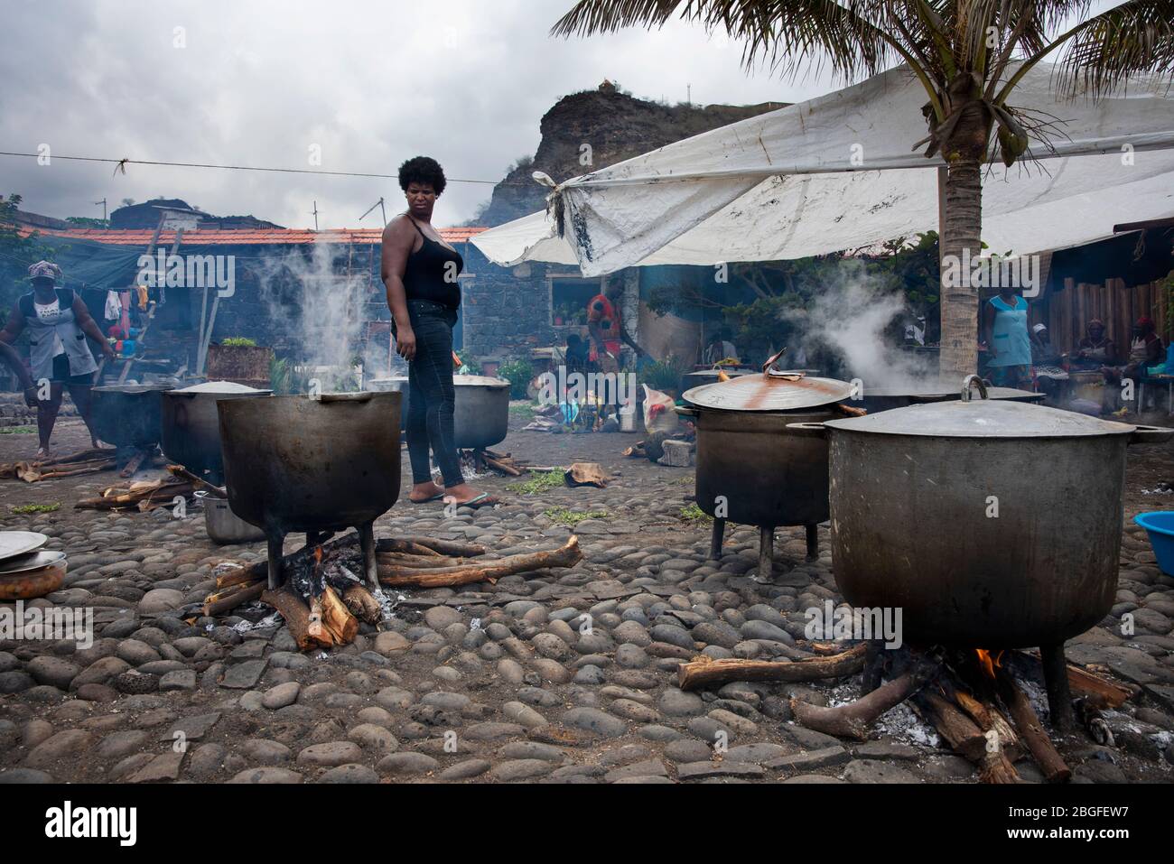 Cibo tradizionale al festival dei pescatori di Cidade Velha, Capo Verde Foto Stock