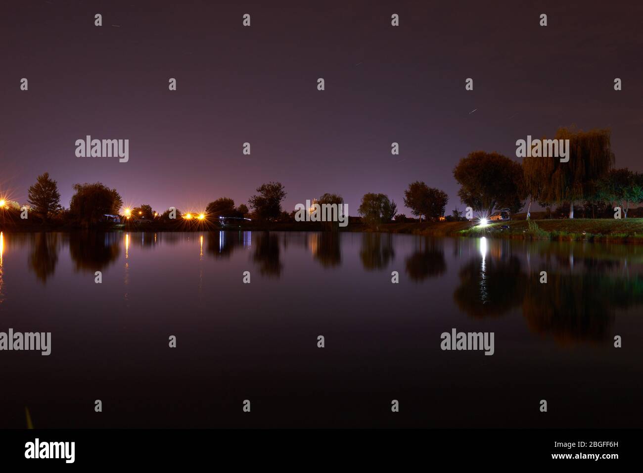fotografia notturna con lago e alberi Foto Stock