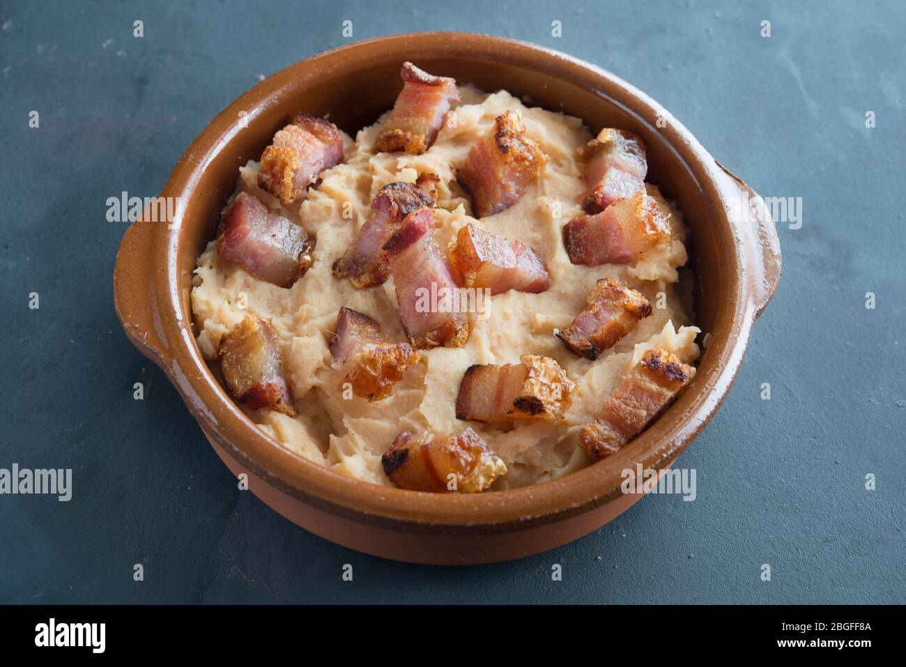purè di patate con una fetta di pancetta Foto Stock