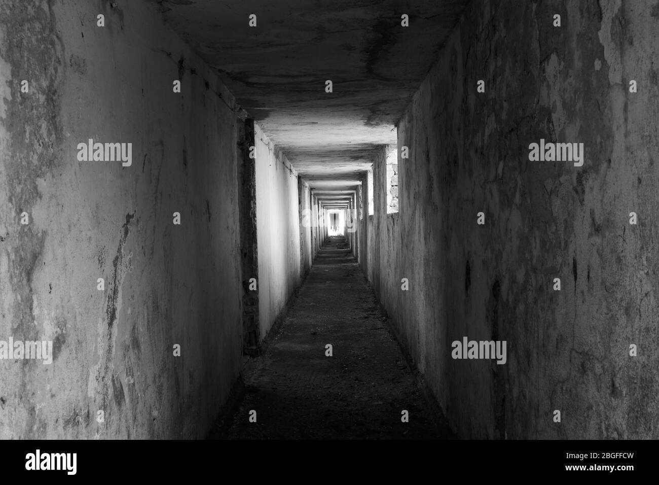 Interno di un edificio abbandonato in bianco e nero Foto Stock