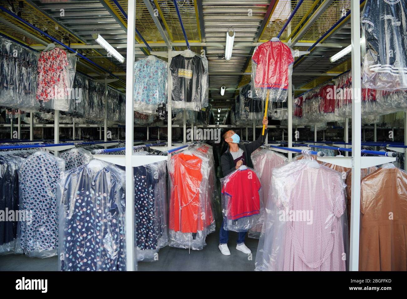 Xingtai, provincia cinese di Hebei. 21 Apr 2020. Un uomo lavora in una fabbrica di abbigliamento a Nangong City, nella provincia di Hebei, nel nord della Cina, il 21 aprile 2020. Le imprese di Nangong hanno intensificato la produzione da aprile per digerire il ritardo degli ordini dovuto all'epidemia di COVID-19. Credit: MU Yu/Xinhua/Alamy Live News Foto Stock