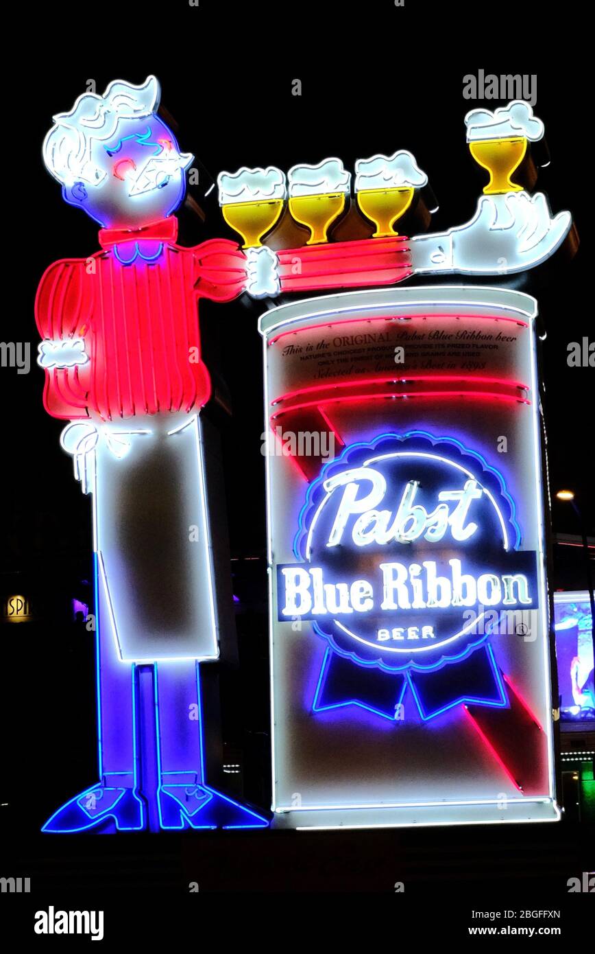 Cartello con la birra a nastro blu Pabst, Freemont Street, Downtown Las Vegas, Nevada, USA Foto Stock