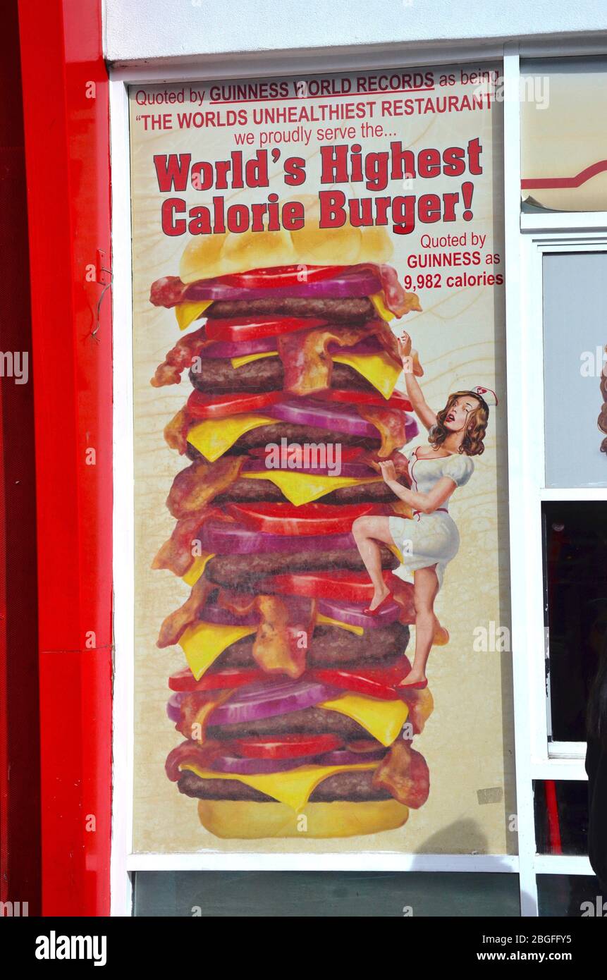 Pubblicità per il più alto calorie Burger del mondo, Heart Attack Grill, Downtown Las Vegas, Nevada, USA Foto Stock