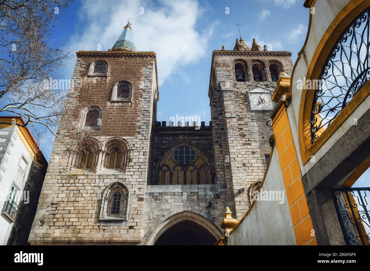 Vista esterna della cattedrale di Evora (se da Evora), la chiesa monumentale principale della regione dell'Alentejo in Portogallo, dedicata all'assunzione dei vi Foto Stock