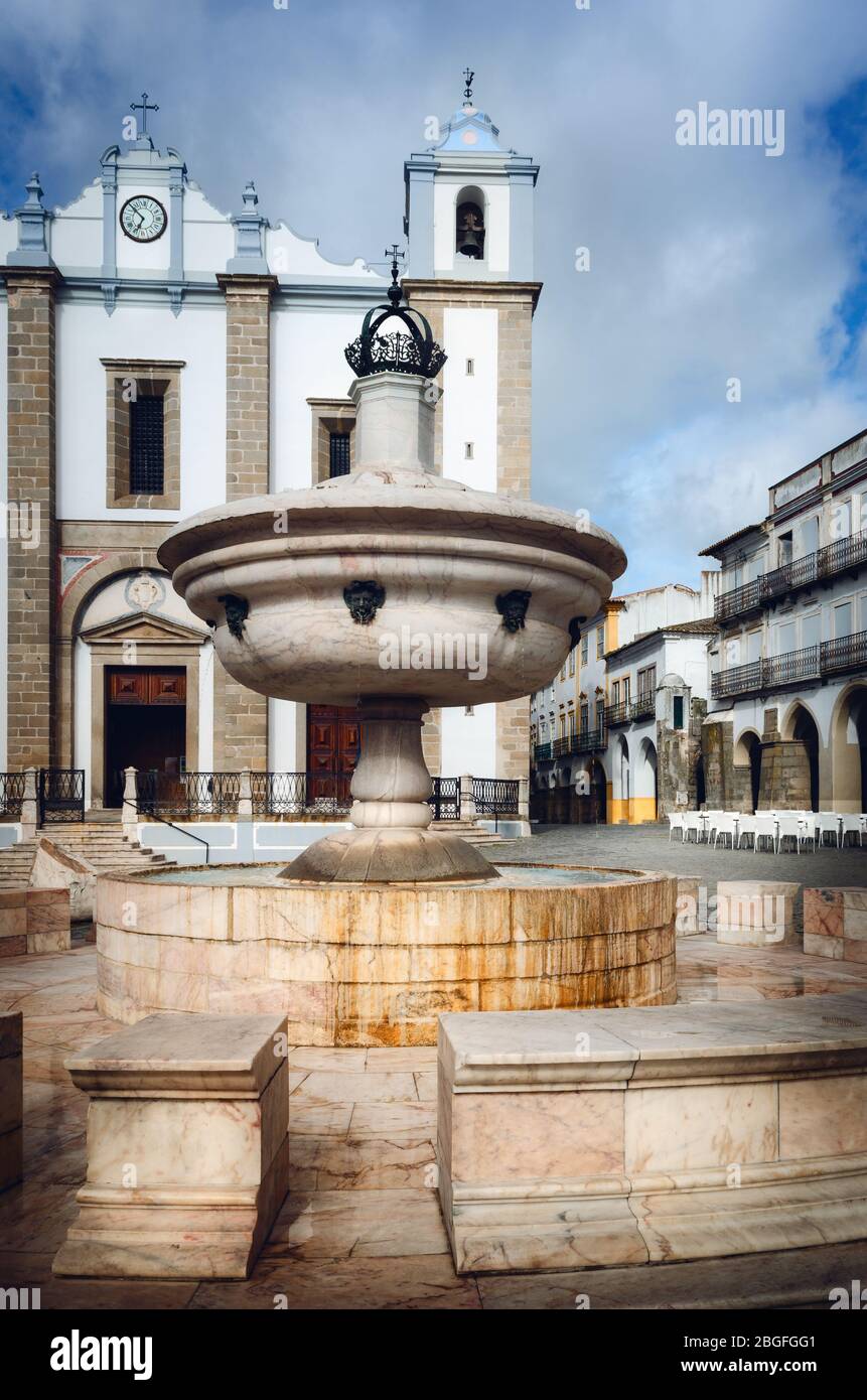 Praca do Giraldo, la piazza principale di Evora, città dell'Alentejo in Portogallo, famosa per le sue tradizionali case bianche e gialle. Foto Stock