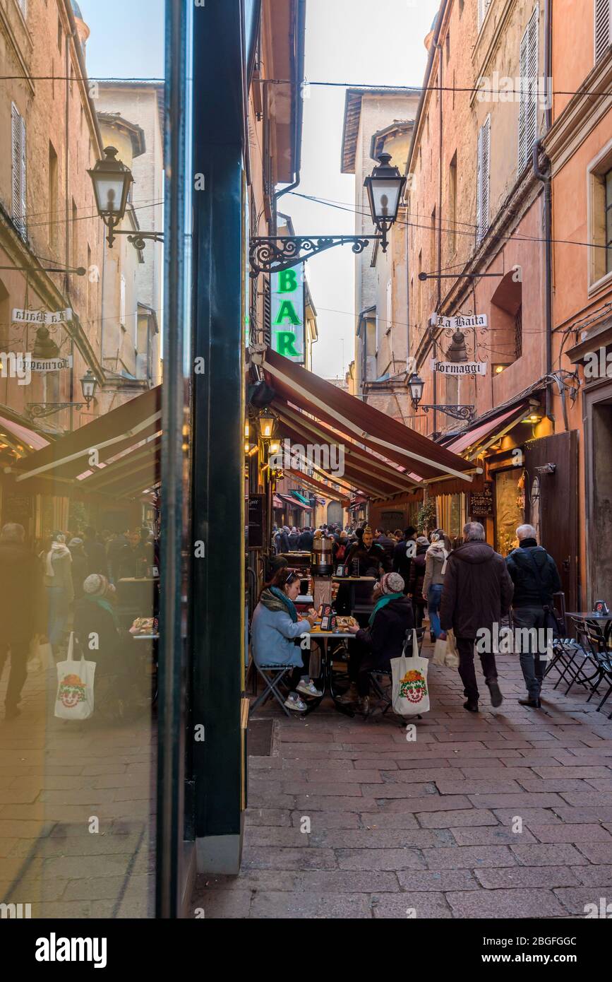 Via Pescherie vecchie nel centro di Bologna, una stradina stretta con molti ristoranti e negozi di alimentari nel vecchio mercato il quadrilatero. Foto Stock