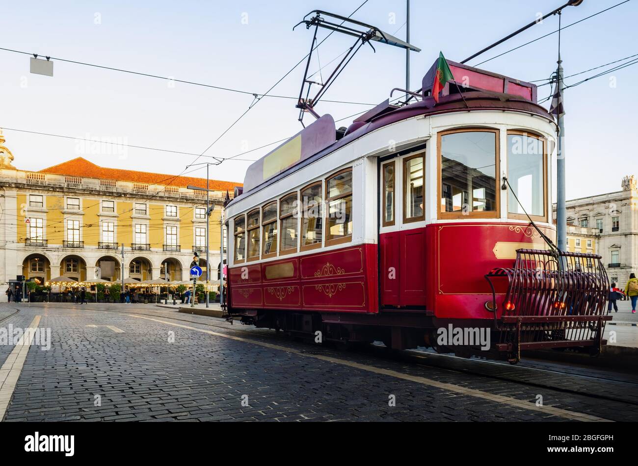 Il tradizionale trolley elettrico rosso con tram ferma a Praca do Comercio, la piazza principale del quartiere Baixa di Lisbona, Portogallo Foto Stock