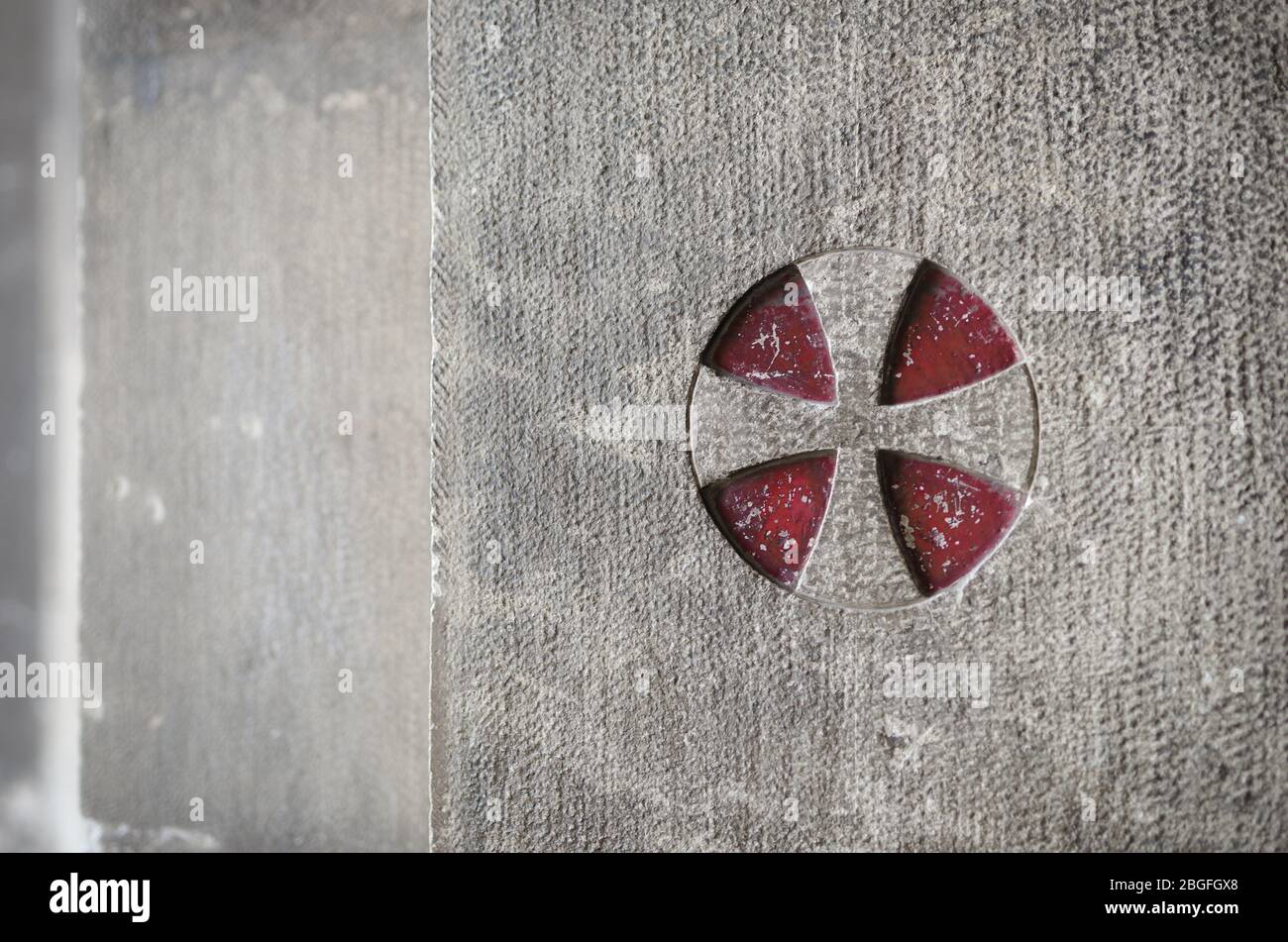 Antica croce medievale dei templari incisa sulla parete esterna in pietra della cattedrale di Lisbona, Portogallo Foto Stock