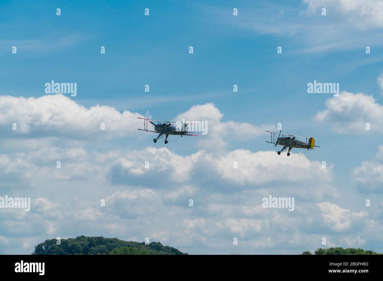 Una brace di Luftwaffe Trainer prima della guerra che decollo per i voli di piacere, Shobdon Air Show Herefordshire UK. Luglio 2019 Foto Stock