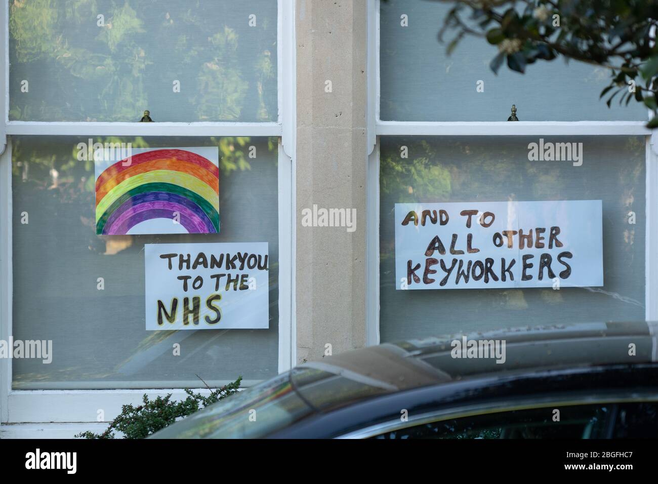 Dipinti arcobaleno che mostrano sostegno e grazie per il NHS nelle finestre delle case a Ealing, Londra. Data foto: Domenica 19 aprile 2020. Foto: Roger G. Foto Stock