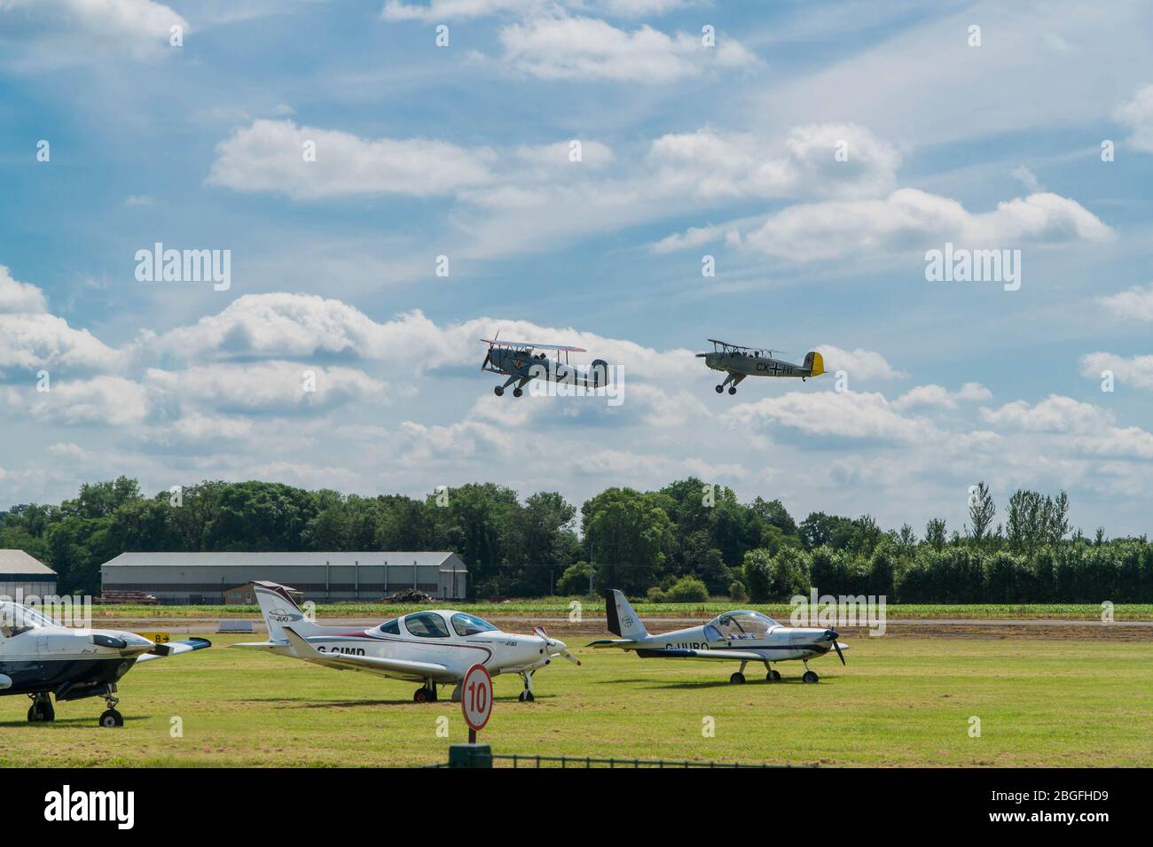 Una brace di Luftwaffe Trainer prima della guerra che prendono in aereo per i voli di piacere, Shobdon Air Show Herefordshire UK. Luglio 2019 Foto Stock