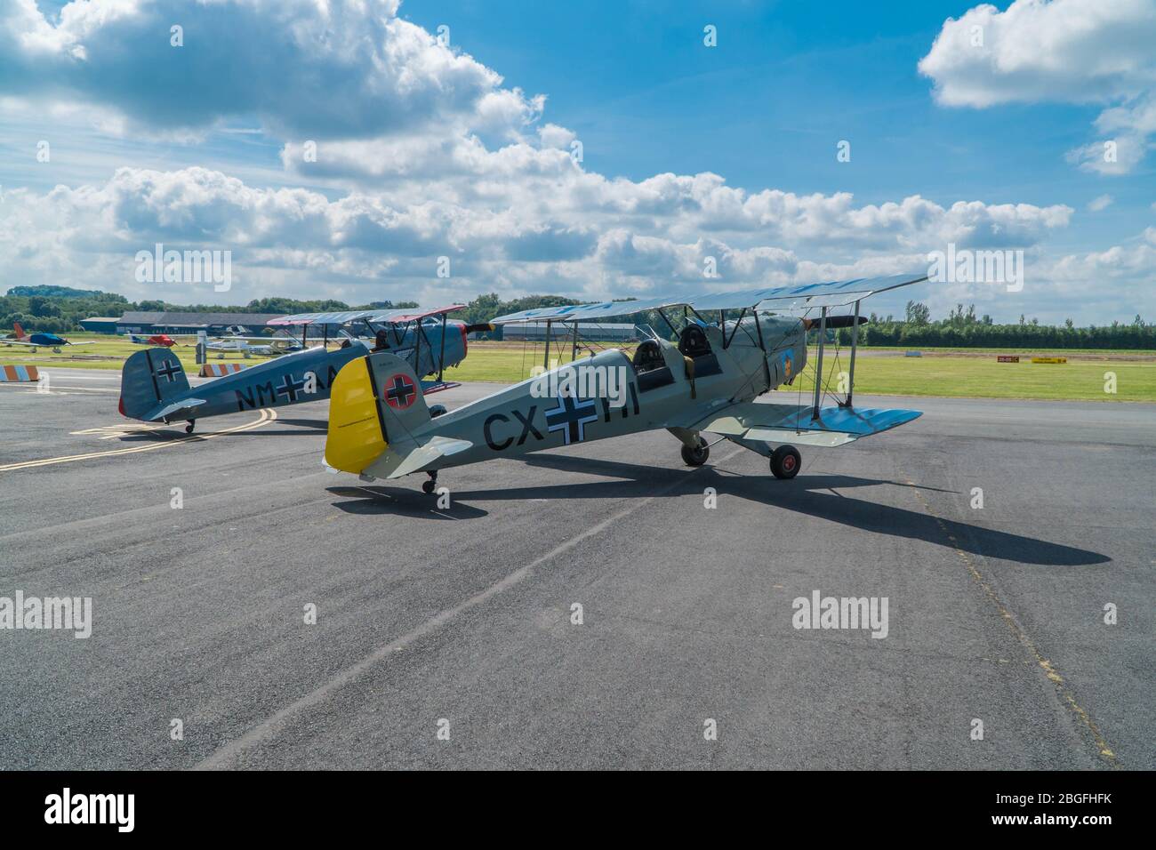 Una brace di Luftwaffe Trainer pre-guerra, ora utilizzato per i voli di piacere, Shobdon Air Show Herefordshire UK. Luglio 2019 Foto Stock