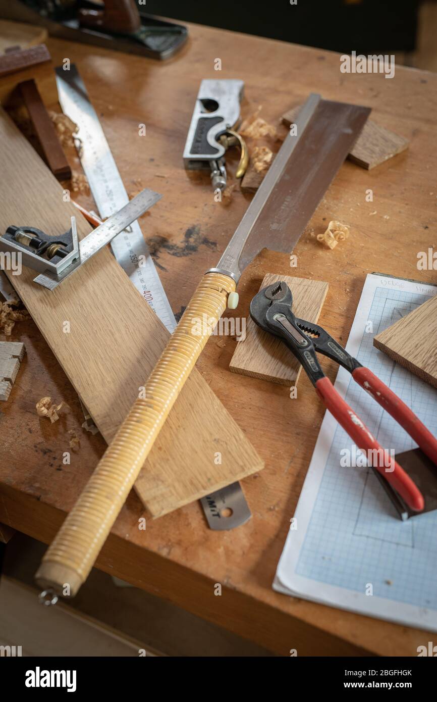 Attrezzi per Falegnameria su banco. Foto Stock