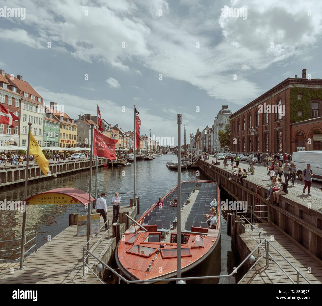 Copenhagen, Danimarca - Giugno 2019: Molo panoramico di Nyhavn con turisti e Tour Boat. Foto Stock