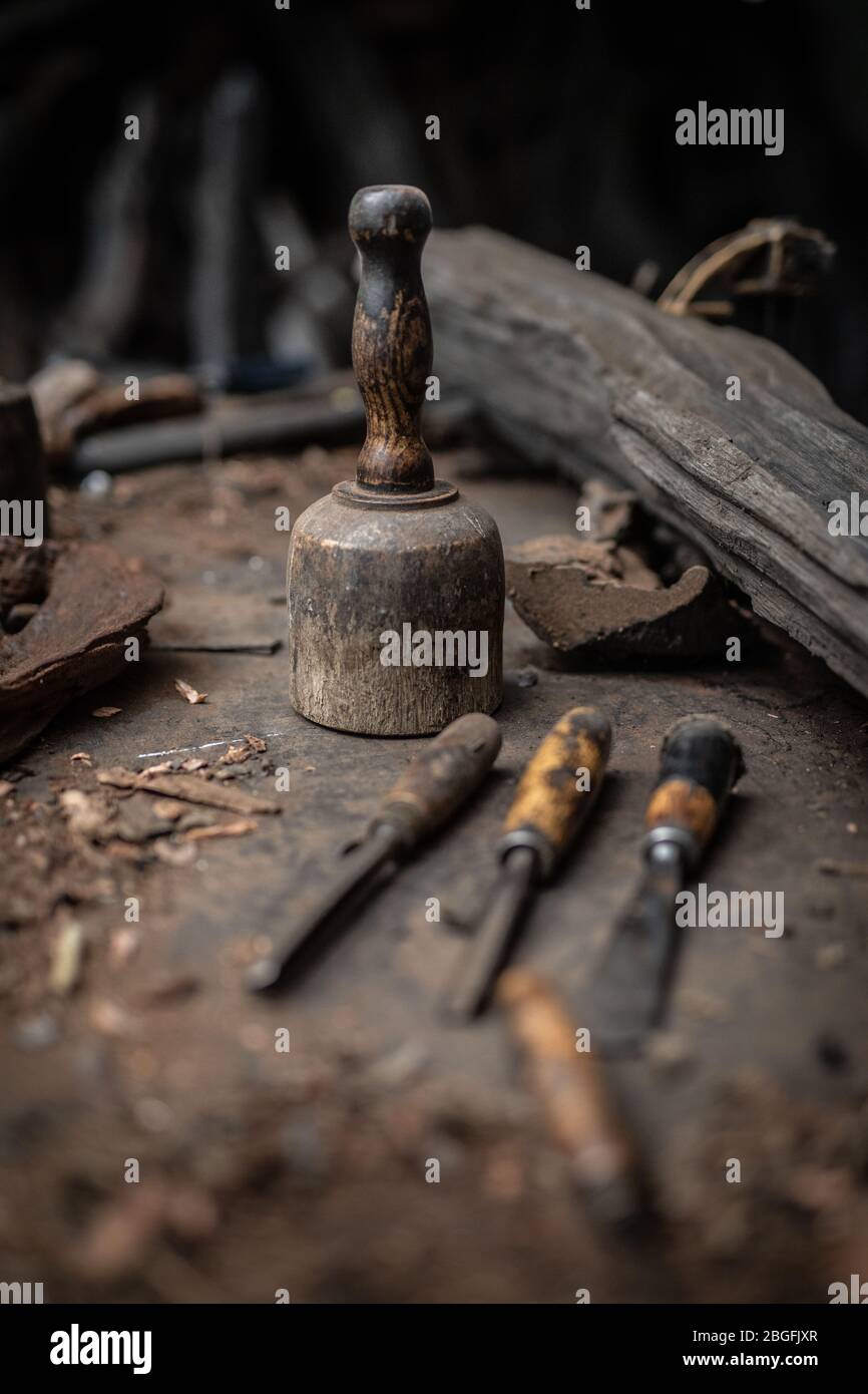 Un banco da lavoro per scultori in legno con utensili. Foto Stock