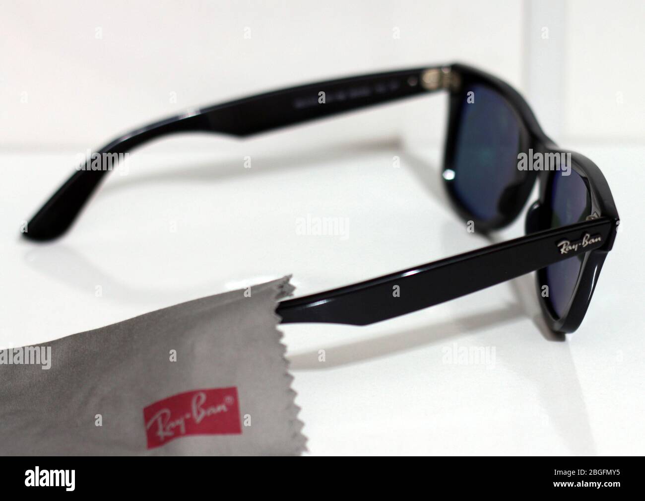Ray-Ban Wayfarer. Modello iconico. Occhiali da sole polarizzati. Sfondo  bianco. Primo piano Foto stock - Alamy