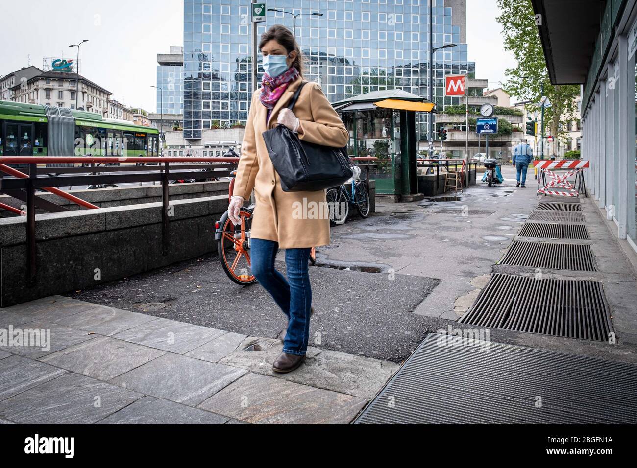 Milano - la vita quotidiana al tempo del Coronavirus. Una donna con maschera in Piazzale Loreto (Marco Passaro/Fotogramma, - 2020-04-21) p.s. la foto e' utilizzabile nel rispetto del contenuto in cui e' stata vista, e senza intenzione diffamatorio del decoro delle persone rapate Foto Stock