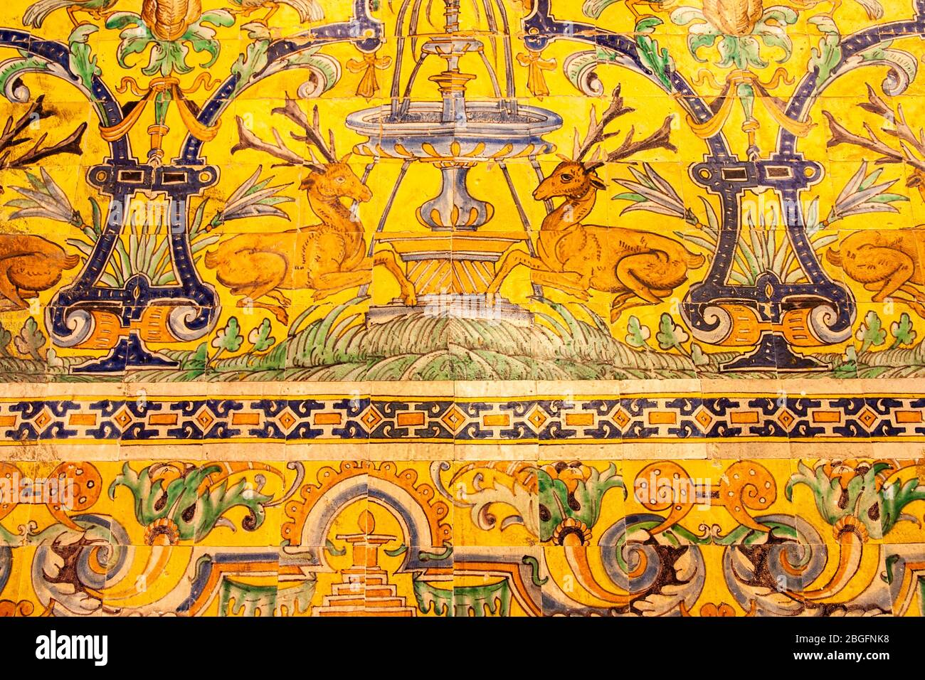 Piastrelle in ceramica per pareti nel palazzo Real Alcazar, Siviglia, Andalusia, Spagna Foto Stock