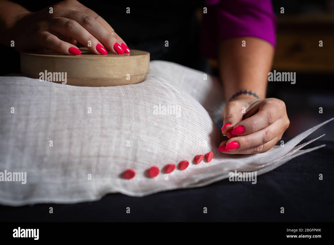 Un mulino che lavora su un cappello blocco. Foto Stock