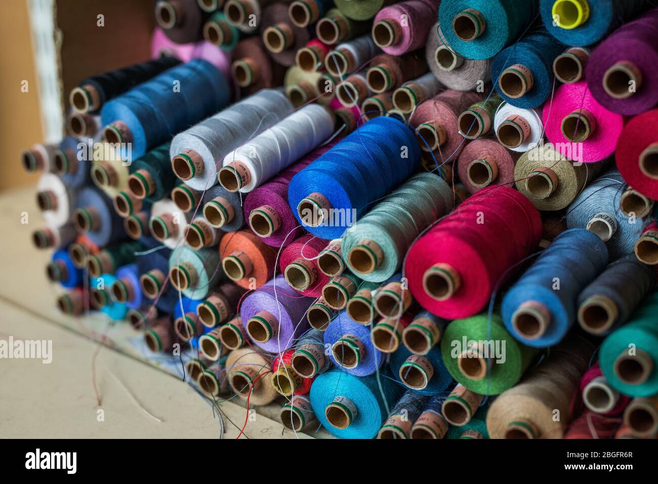 Bobine di cotone immagazzinate in una fabbrica di tessili. Foto Stock