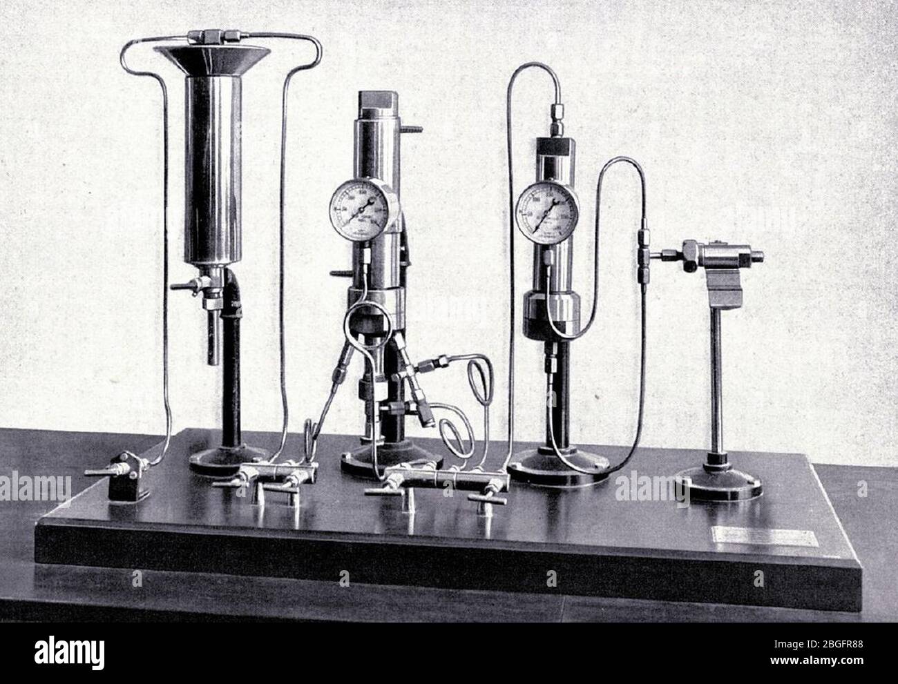 Hermann Lütge - Ammoniaksyntheseapparat aus Die BASF HZ 1 1952 S. 26. Foto Stock