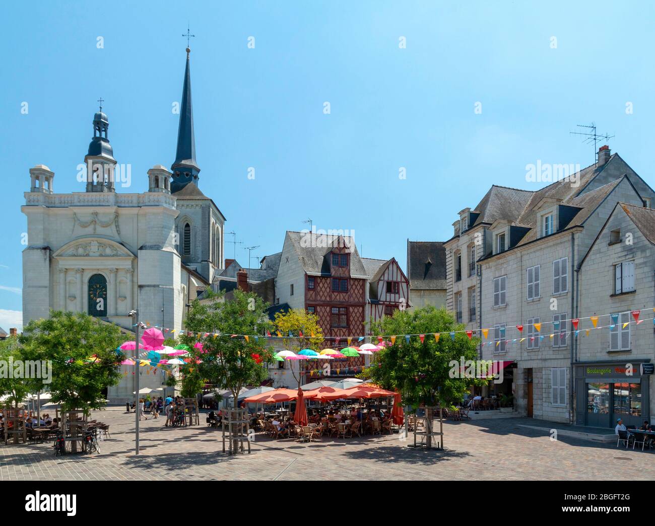 Saumur, Pays de la Loire, Francia - 1 luglio 2018: Vivace piazza Place Saint-Pierre a Saumur con persone che cenano presso le aree di posti a sedere ristorante all'aperto Foto Stock
