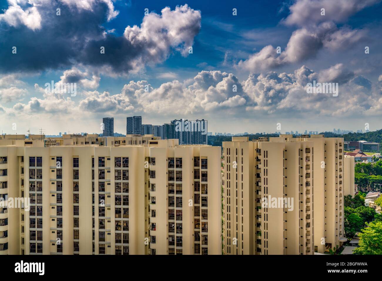 Nuvole, alba e cielo blu in mezzo all'architettura moderna; vista dalla finestra mentre si lavora da casa durante la stagione pandemica Covid-19 in interruttore automatico Foto Stock