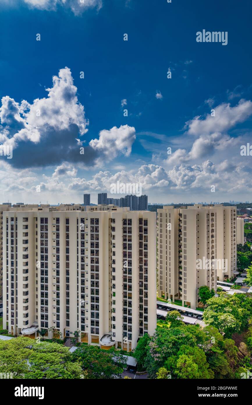 Nuvole, alba e cielo blu in mezzo all'architettura moderna; vista dalla finestra mentre si lavora da casa durante la stagione pandemica Covid-19 in interruttore automatico Foto Stock