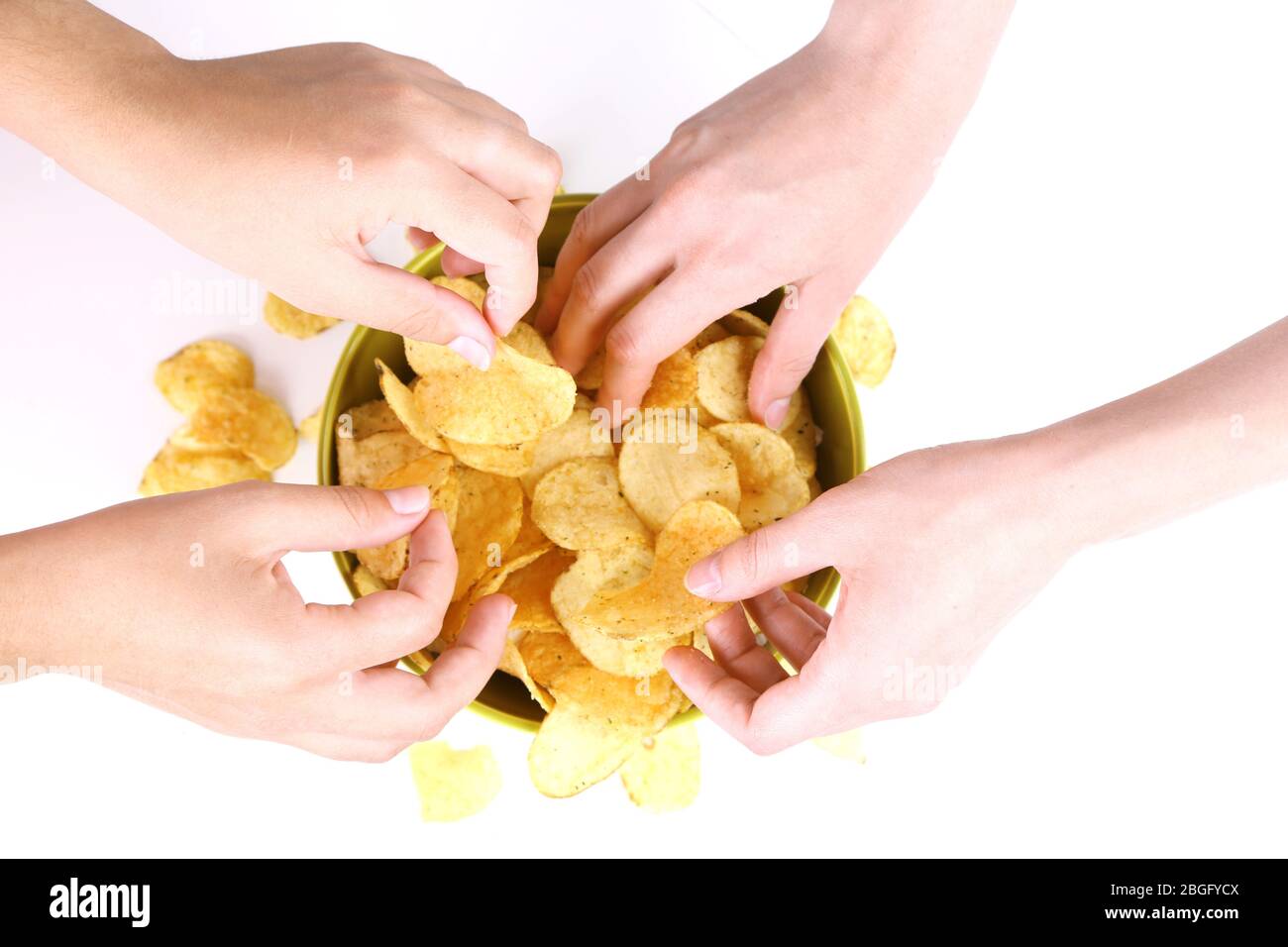 Le mani della gente prendono le patatine dal ciotolo Foto Stock