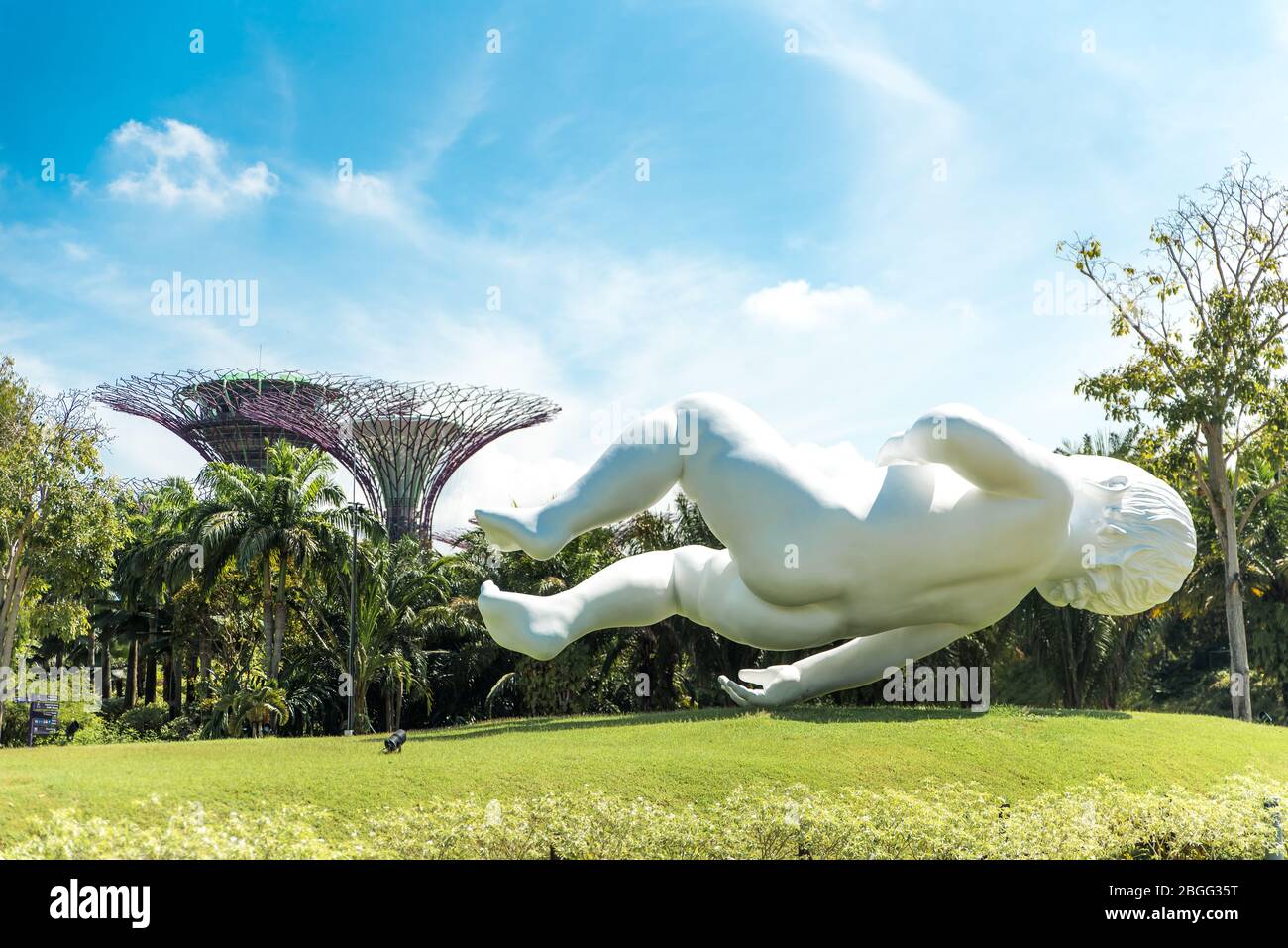 Singapore, ottobre 2019: La gigantesca scultura del bambino di Marc Quinn, chiamata 'Planet', che galleggia nell'aria al Gardens by the Bay Park Foto Stock