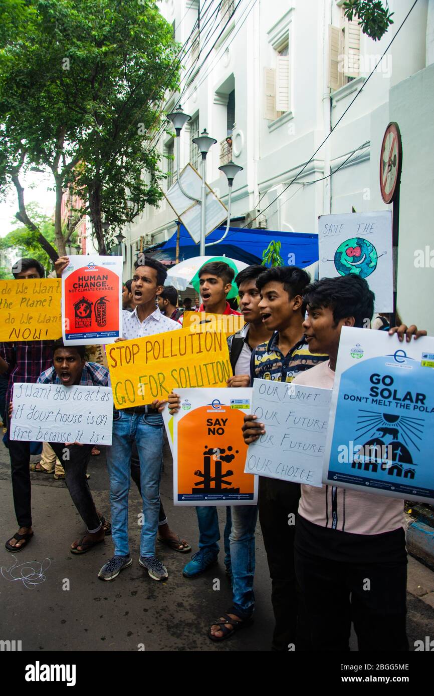 Studenti che protestano contro la distruzione dell'ambiente Foto Stock