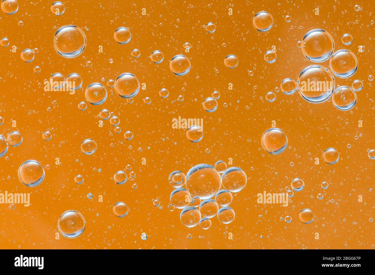 Bolle d'aria colorate in acqua Foto Stock