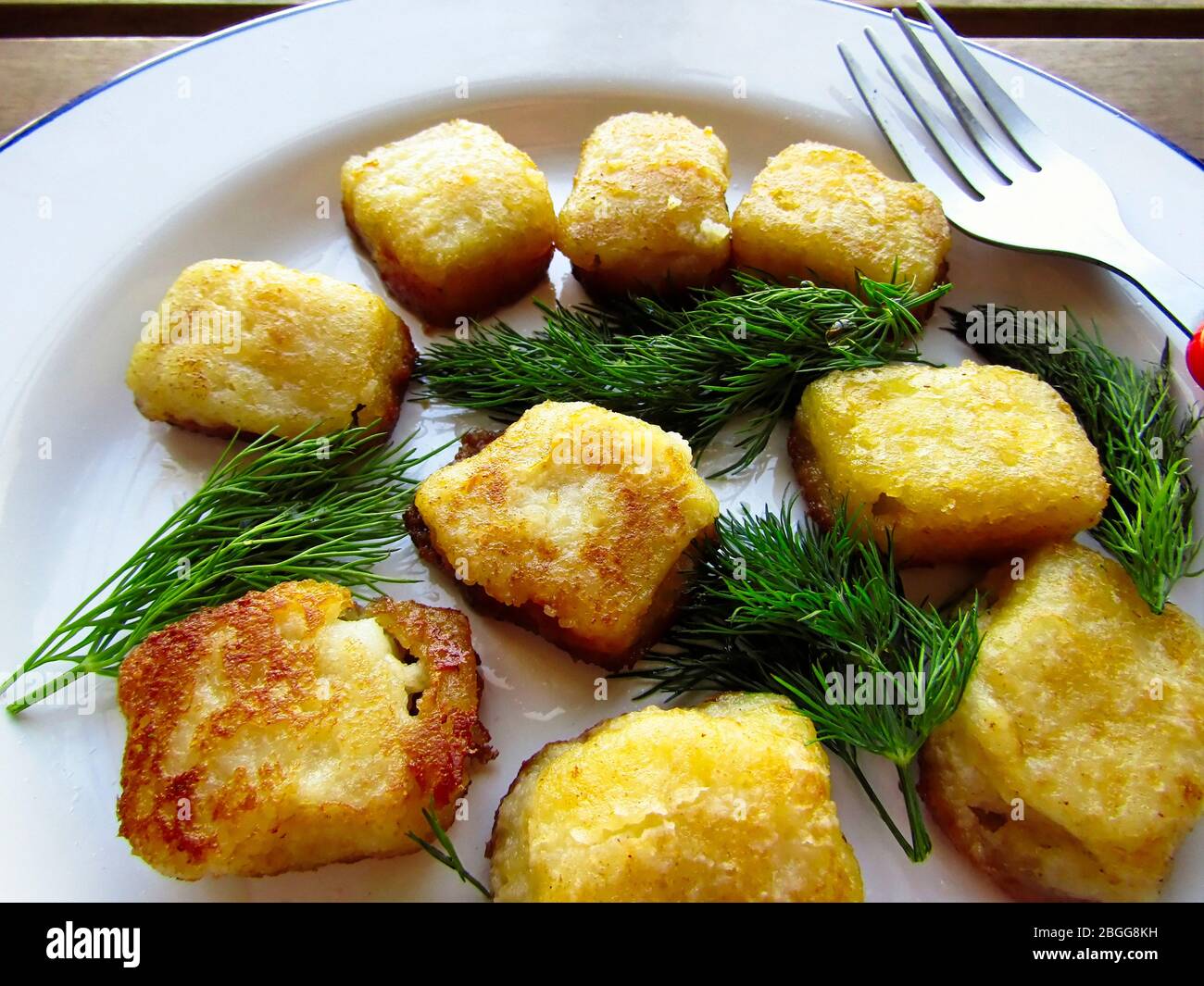 Boukies di merluzzo (piccoli morsi) con aneto. Foto Stock