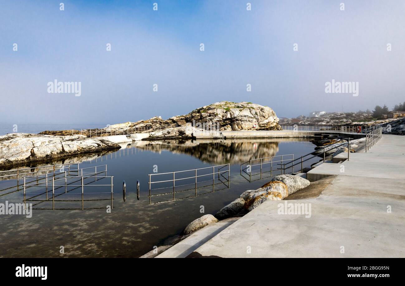 Piscina di mare naturale Sjobadet Myklebust con specchio come superficie d'acqua, Tananger, Norvegia, maggio 2018 Foto Stock