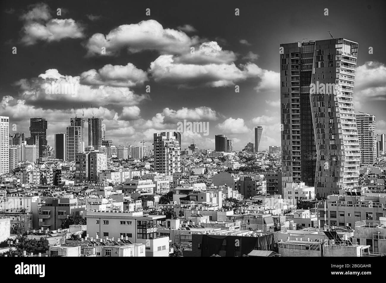 Splendido paesaggio urbano bianco e nero - Tel Aviv, Israele sotto un cielo incredibile. Foto Stock