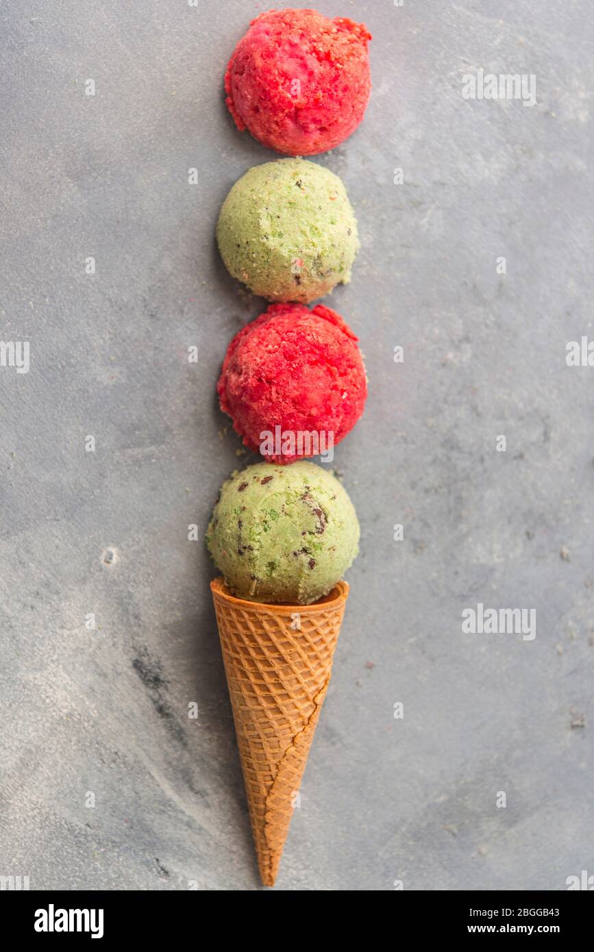 Gelato con fragola e menta e cioccolato Foto Stock