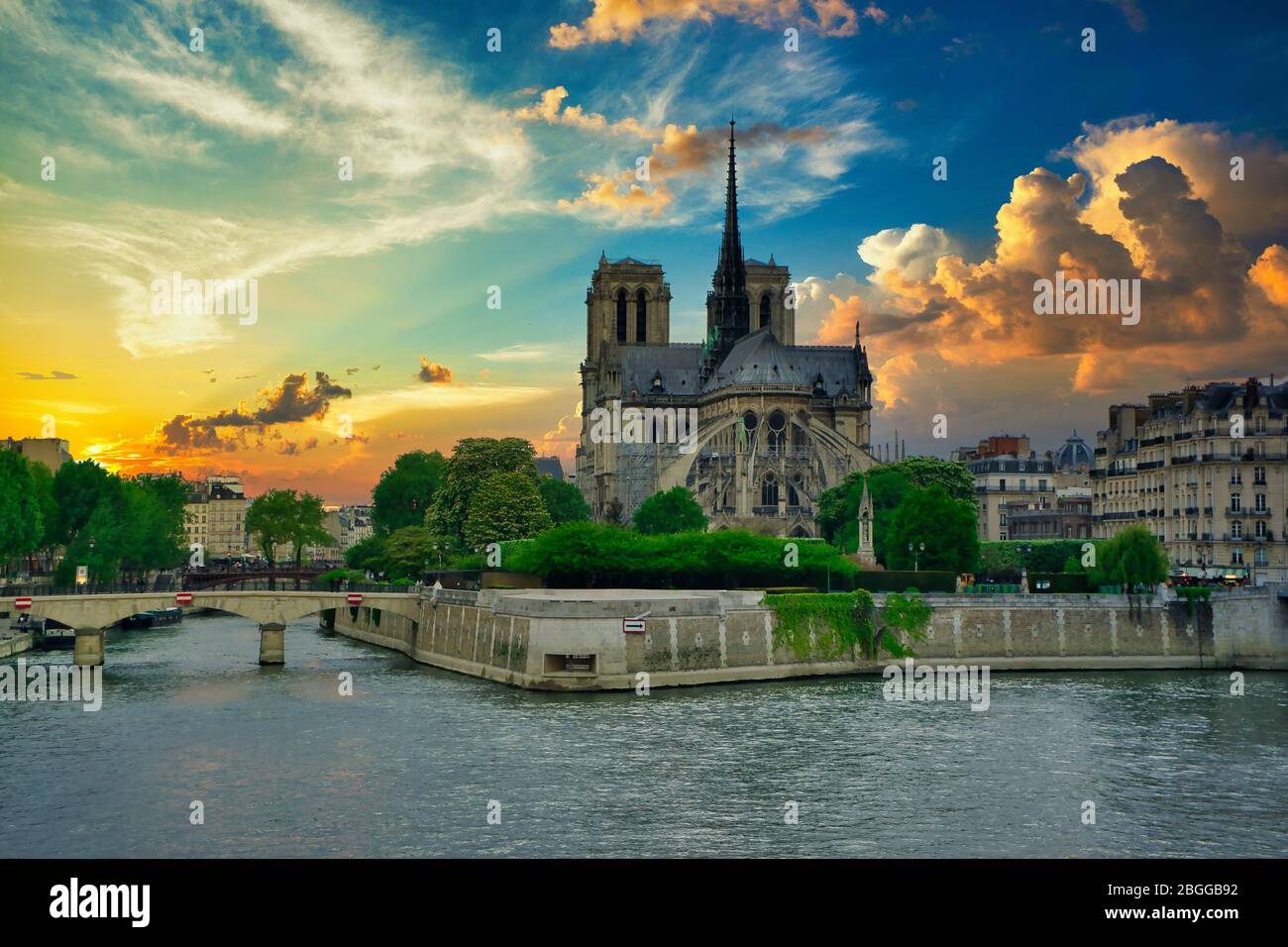 Cattedrale di Notre Dame de Paris prima dell'incidente del fuoco, e sotto un cielo incredibile Foto Stock