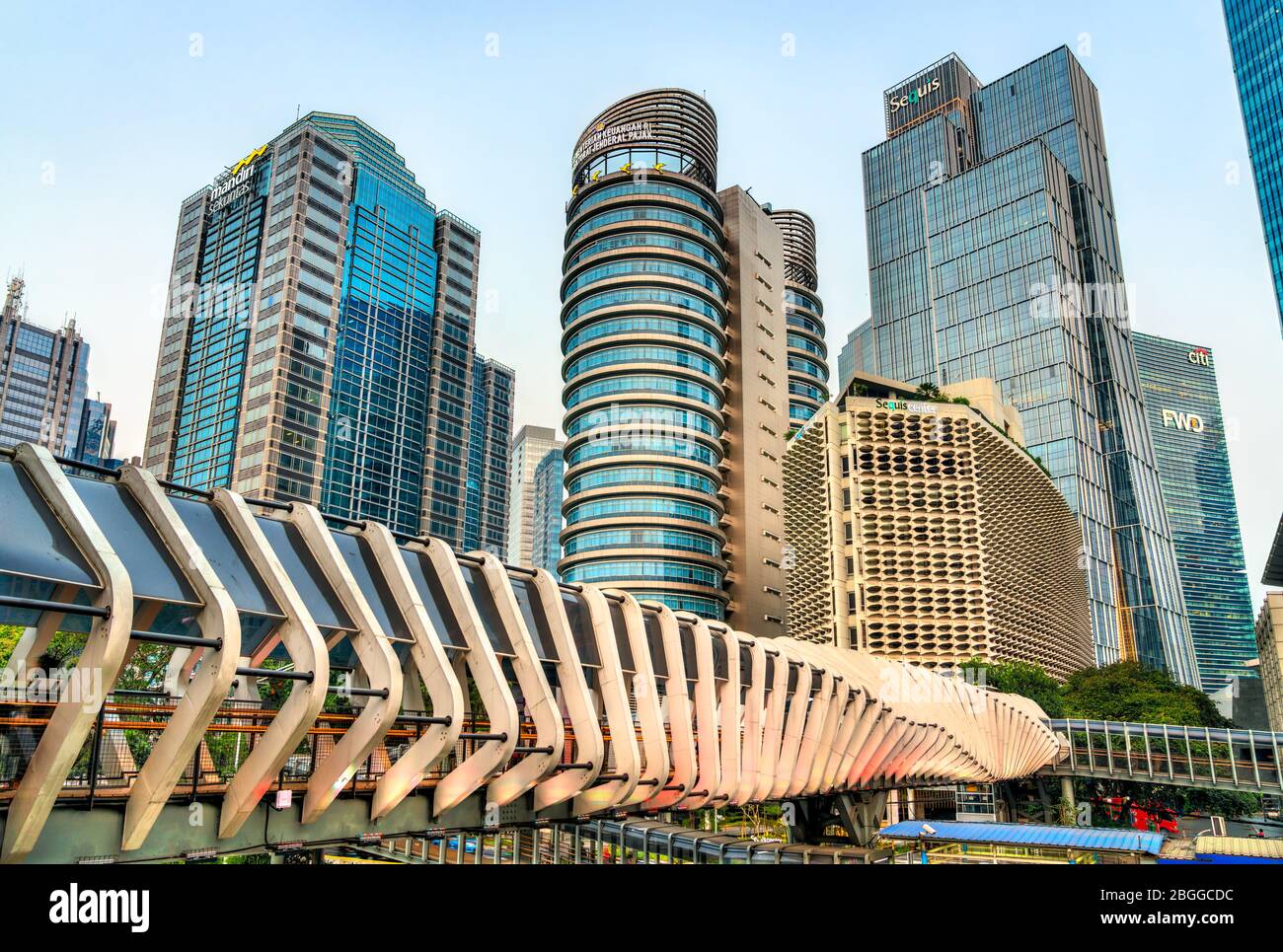 Ponte pedonale nel quartiere centrale degli affari di Jakarta in Indonesia Foto Stock