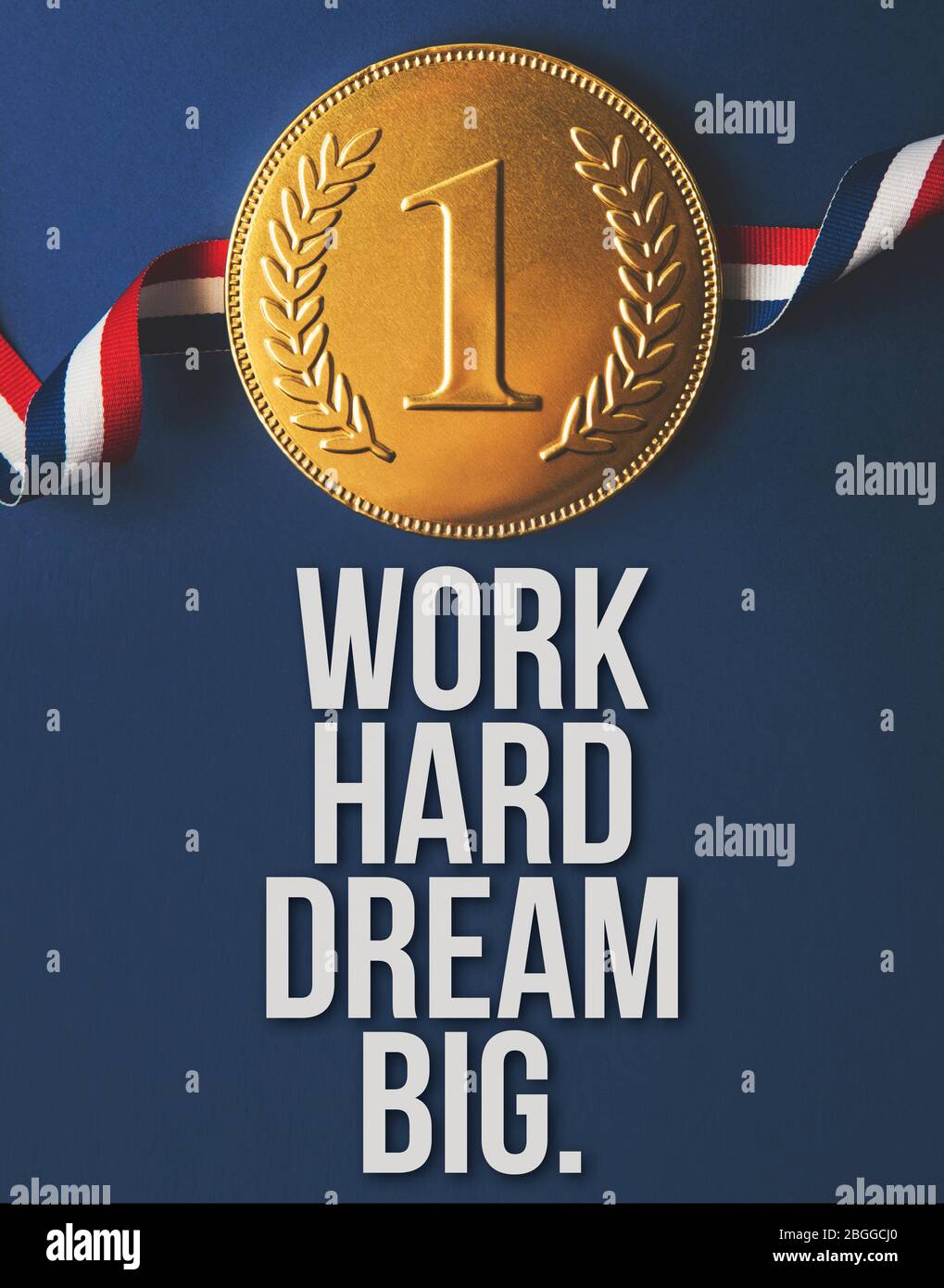 lavoro duro sogno grande messaggio motivazionale con medaglia vincitrice d'oro Foto Stock