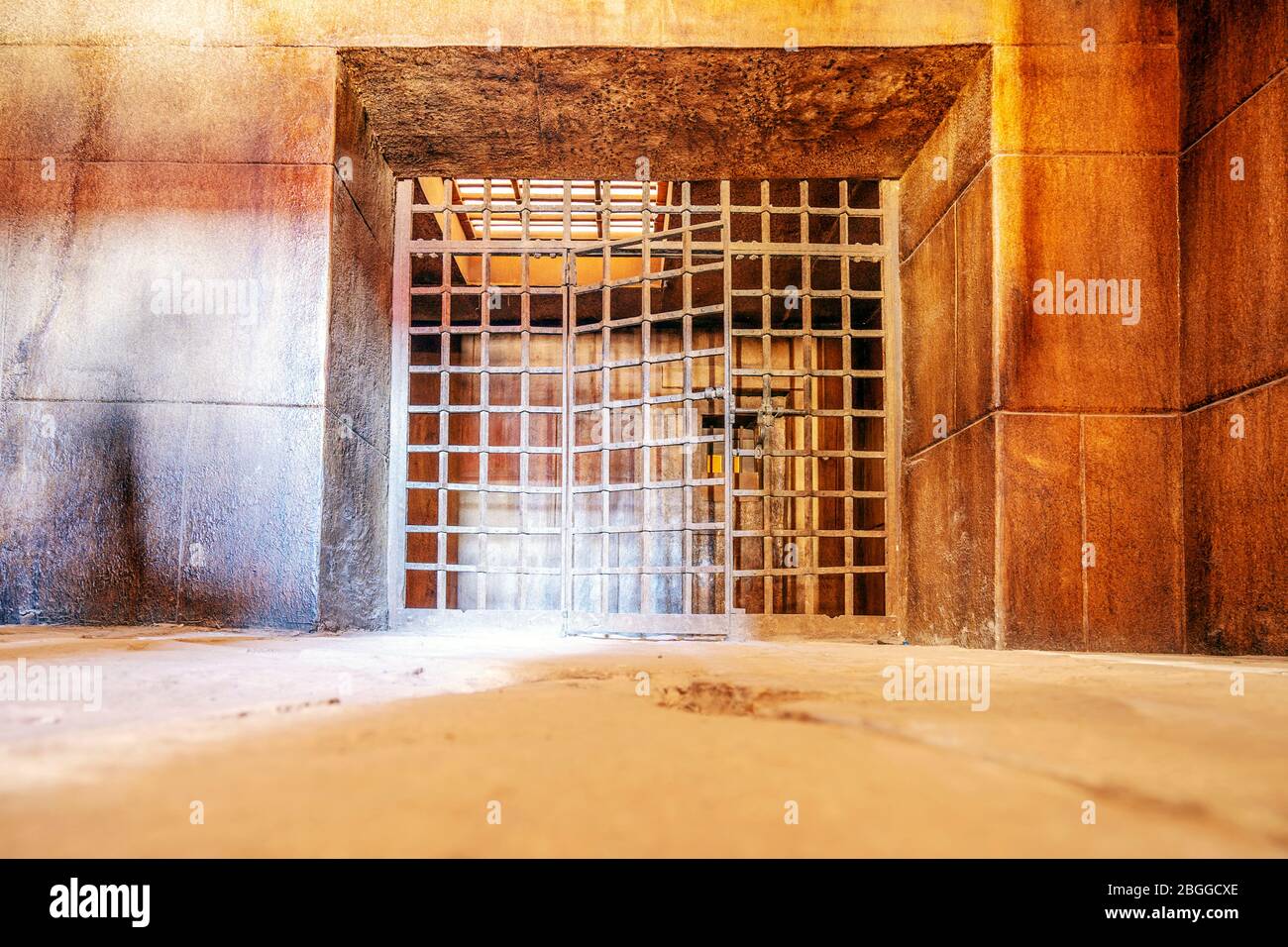 Ouarzazate, Marocco - 18 marzo 2020: Interno dell'edificio negli Studios Cinema Atlas dove è stata girata la pausa carcere. Foto Stock