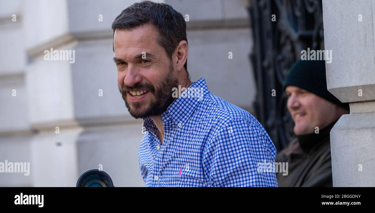 Londra, Regno Unito. 21 Apr 2020. Andrew Parsons, il consulente personale/speciale di Boris Johnson che scatta foto in Downing Street dopo essersi recuperato da covid-19 Credit: Ian Davidson/Alamy Live News Foto Stock