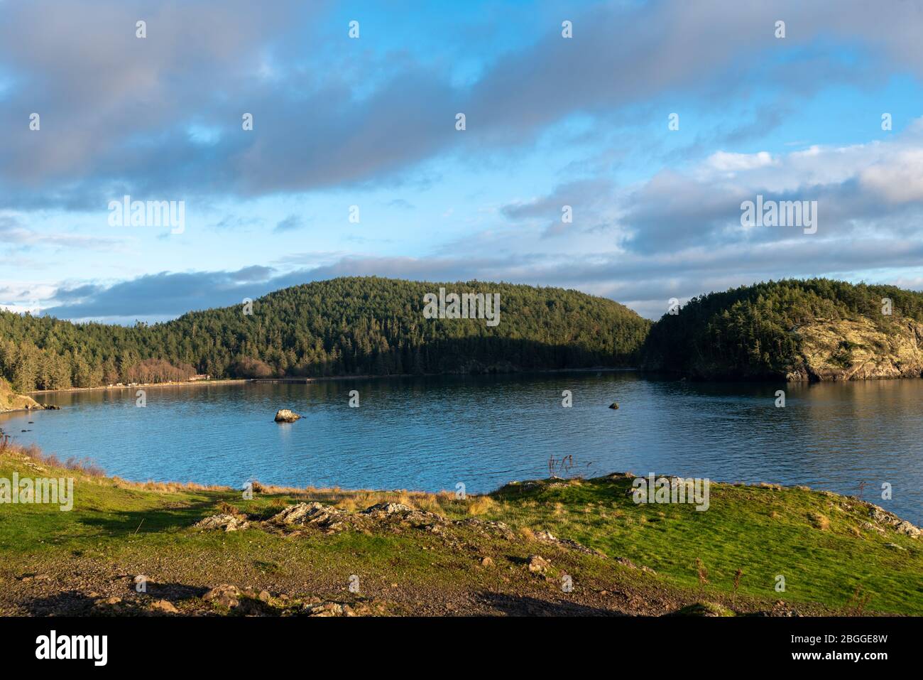 Paesaggio ad alta angolazione del canale dell'oceano e delle verdi colline nel Pacifico nord-occidentale Foto Stock