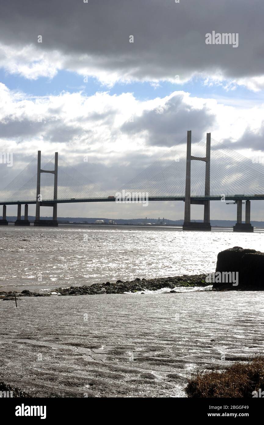 Second Severn Crossing (principe del Wales Bridge) visto da vicino Sudbrook. Foto Stock