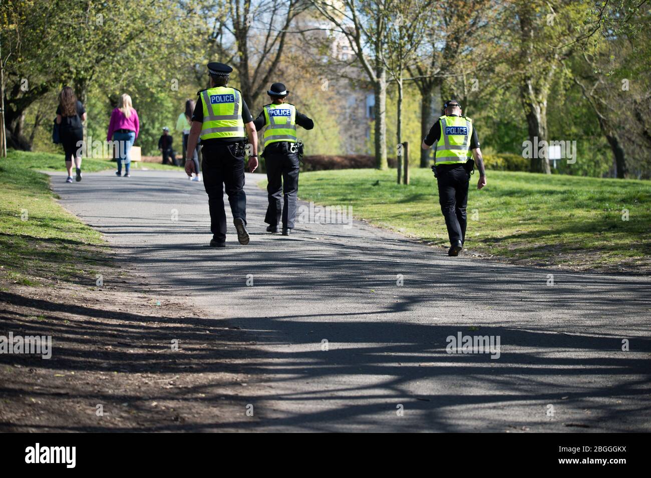 Glasgow, Regno Unito. 21 Apr 2020. Nella foto: Un'elevata presenza di polizia nel parco per garantire che tutti siano a distanza sociale e che prendano non più di un'ora di esercizio quotidiano. Scene del Kelvingrove Park di Glasgow durante il blocco del coronavirus (COVID-19). Credit: Colin Fisher/Alamy Live News Foto Stock