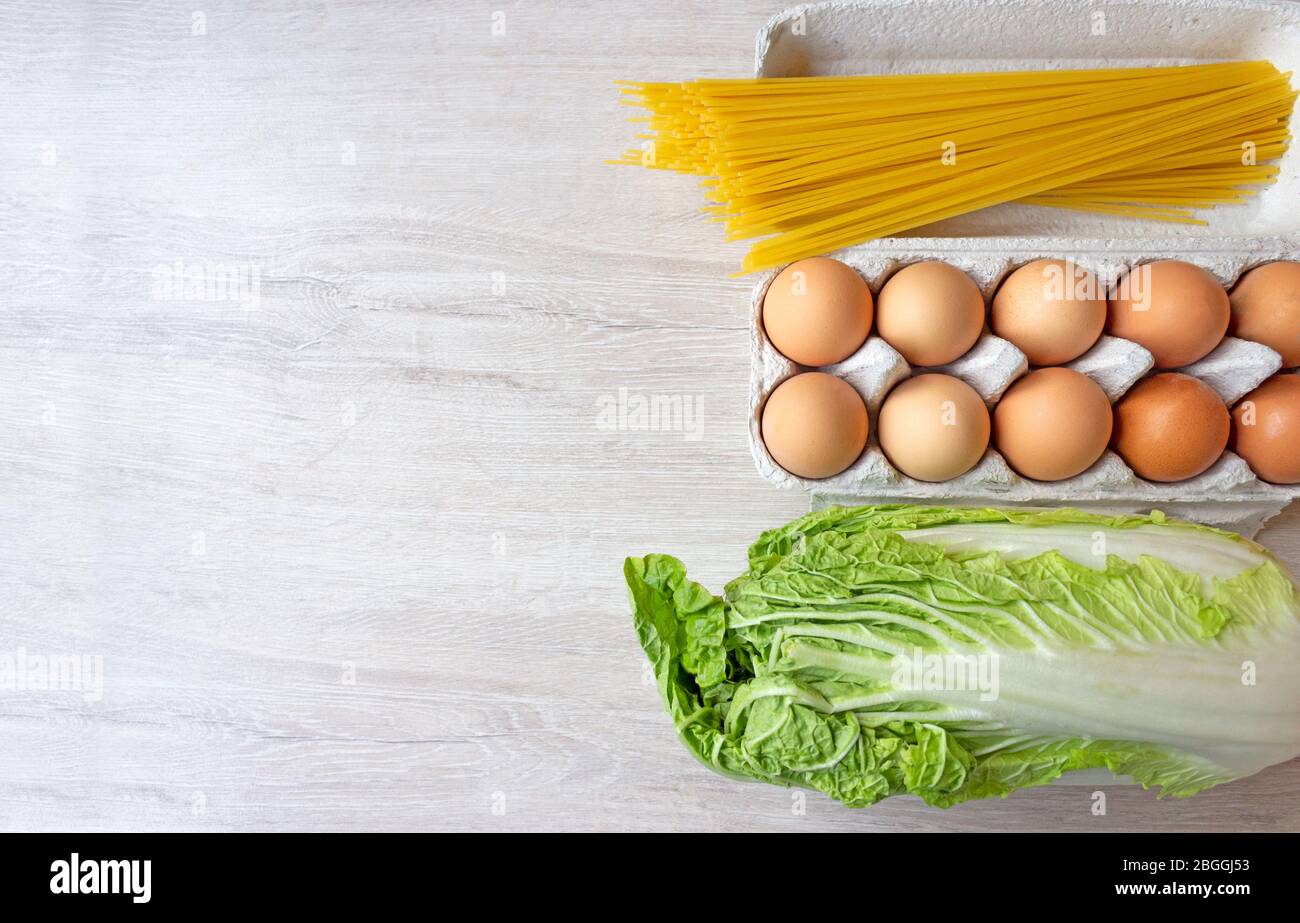 Set di alimentari per la prima colazione, cibo fresco su sfondo di legno con spazio per le copie. Foto Stock